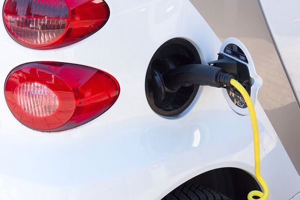 Podróżowanie z samochodem elektrycznym - jakie ładowarki warto mieć przy sobie?